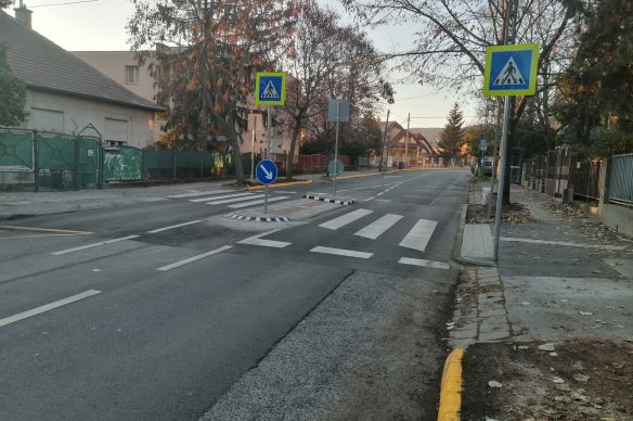 Sasadi út gyalogátkelő